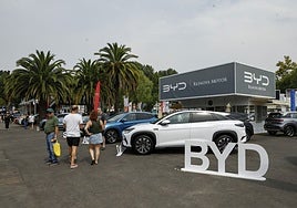 Coches de la marca BYD, en exposición durante la pasada Feria de Muestras, en Gijón.