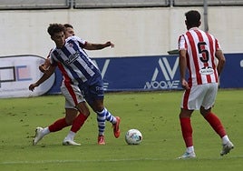 Dacal, agarrado por Gaspar en el amistoso frente al Sporting en el Suárez Puerta.