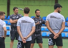 José Luis Deus, a la izquierda de Dani Vidal, con los brazos cruzados, durante su primer entrenamiento con el Real Avilés.