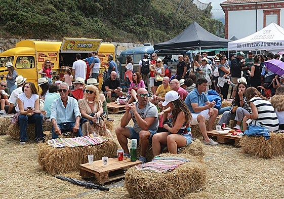 Ambiente en una pasada edición del festival de comida callejera Fartukarte de Ribadesella.