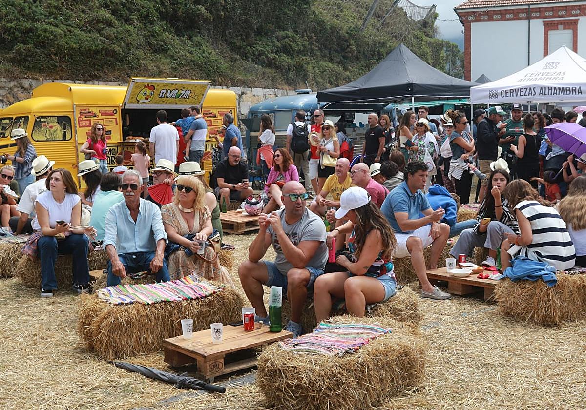 Ambiente en una pasada edición del festival de comida callejera Fartukarte de Ribadesella.