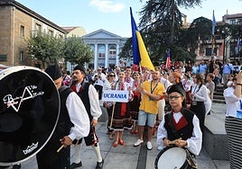Las agrupaciones que participan en el Festival de Música y Danza Popular de Avilés, incluida la de Ucrania, realizaron el izado de banderas que da comienzo al festival.