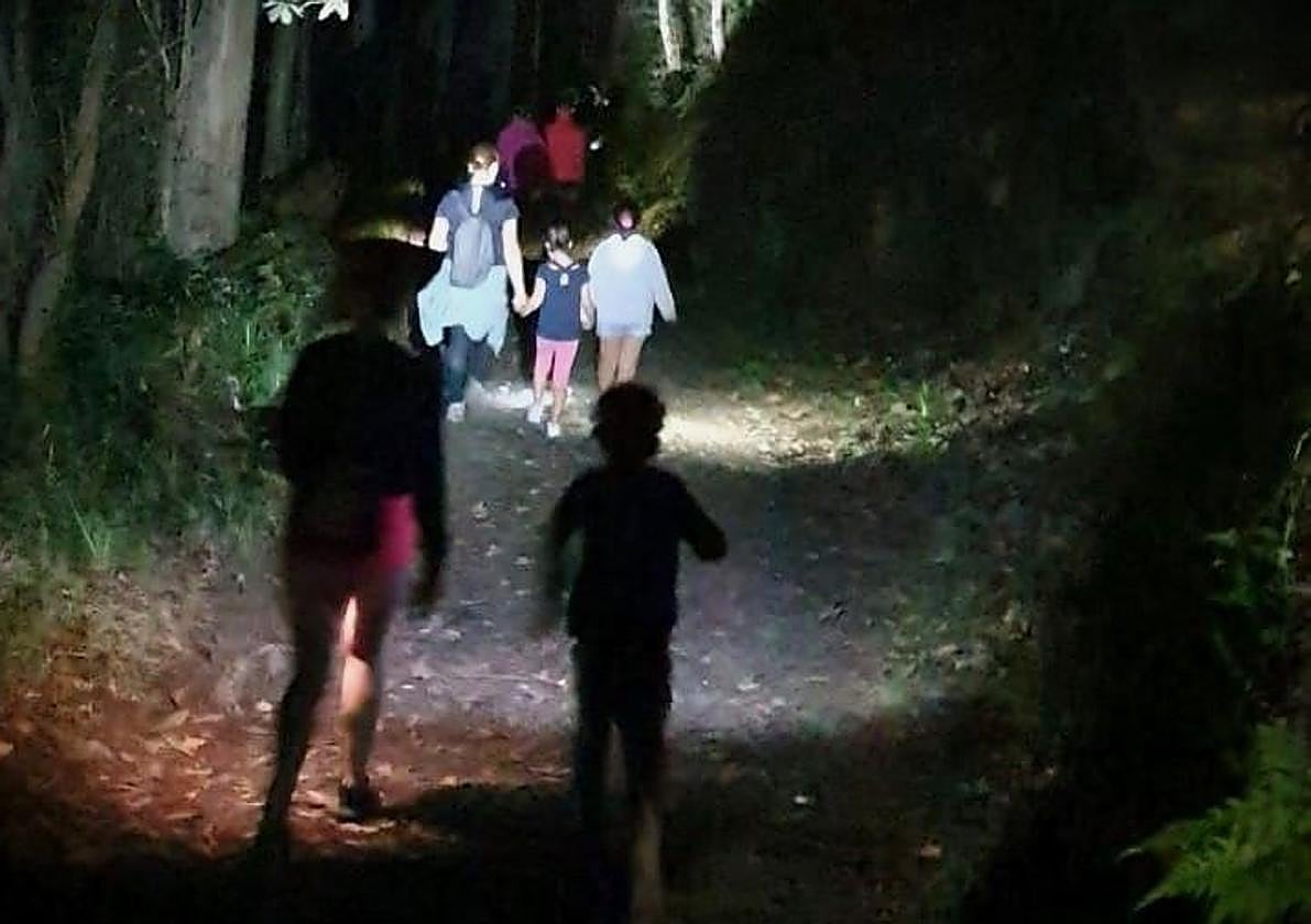 El plan es sencillo, atractivo y para todos los públicos: una ruta senderista de poco más de 5 kilómetros a la luz de la luna y las linternas. El Grupo de Montaña La Chiruca lleva ya 12 años organizando esta cita, cien por cien gratuita, por la senda Entrecabos.