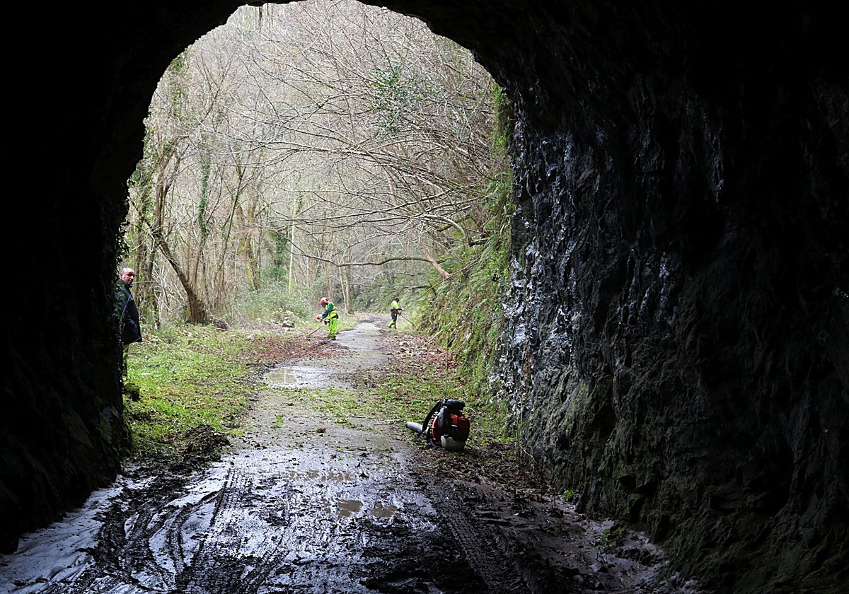 Operarios, al fondo, en la senda del antiguo ferrocarril, en una imagen de archivo.