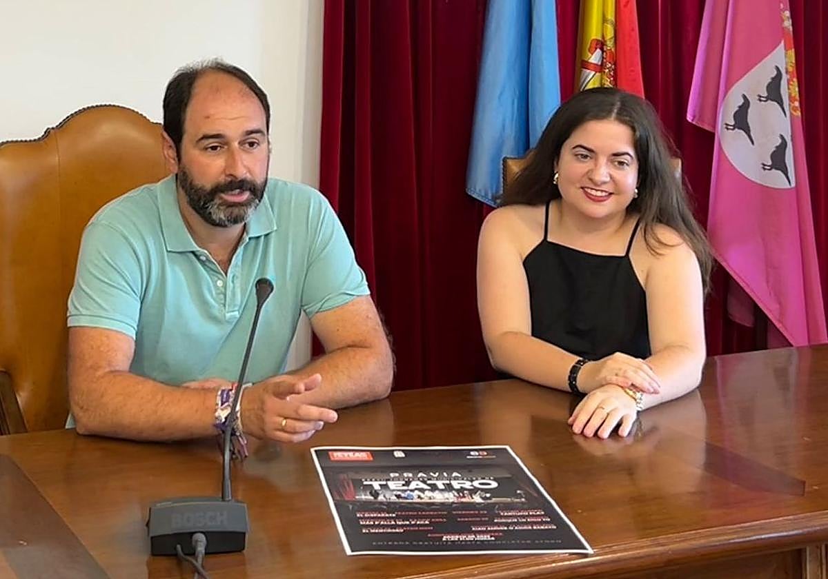 El alcalde y la edil de Cultura de Pravia.