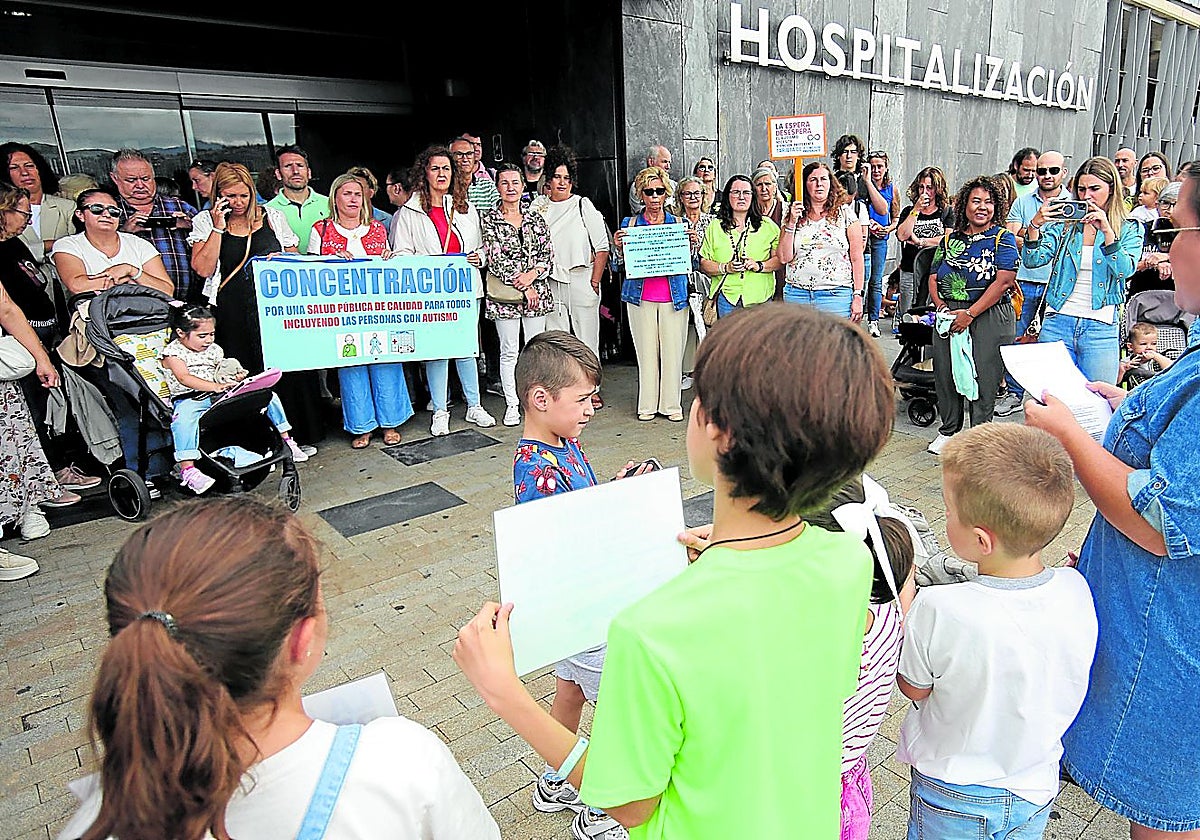Un centenar de personas se concentra ante el área de Hospitalización del HUCA para pedir una sanidad pública inclusiva.