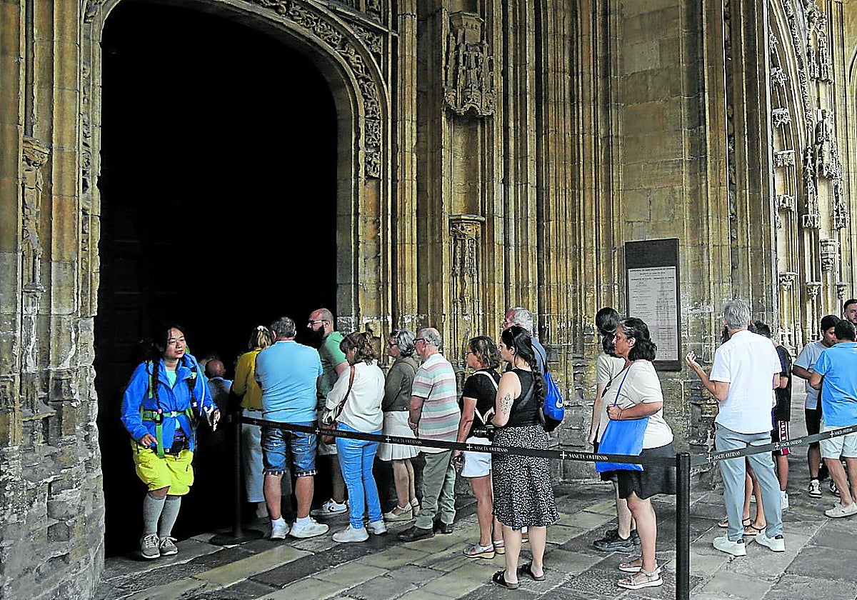 Turistas hacen cola para acceder a la Catedral.