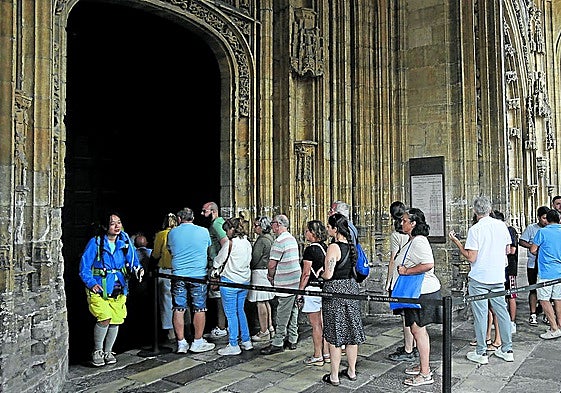 Turistas hacen cola para acceder a la Catedral.