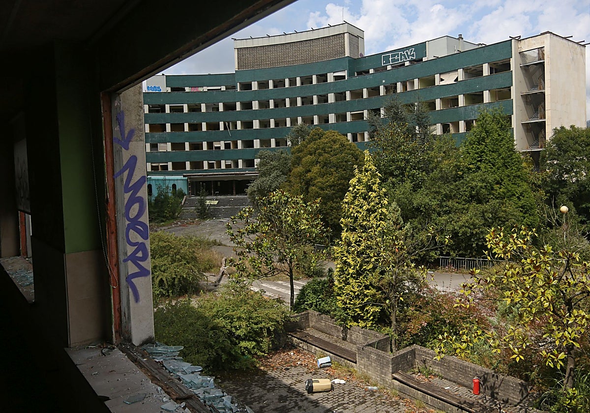 Abandono y desperfectos en el antiguo HUCA.