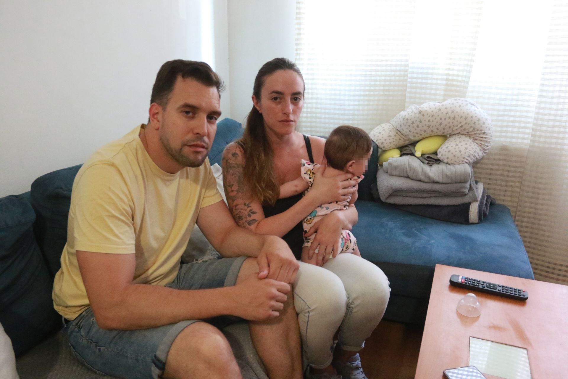 Adrián Solana, Yolanda Mejías y su hija Cloe, de seis meses, en el piso que deben abandonar en La Calzada.