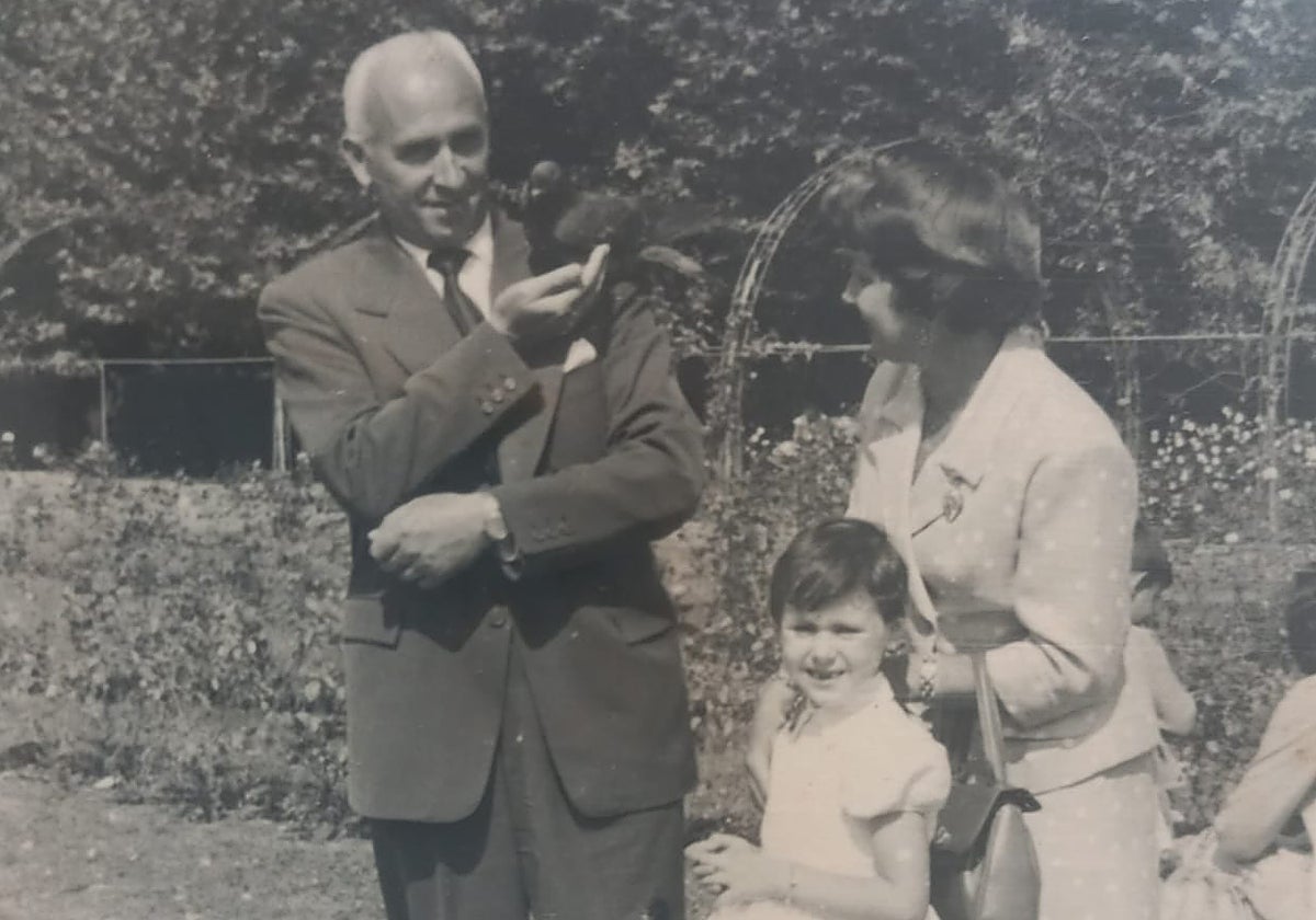 Víctor Labrada, Florinda Hevia y Flor, en el parque de Isabel la Católica.