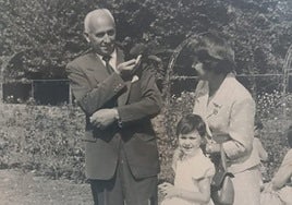 Víctor Labrada, Florinda Hevia y Flor, en el parque de Isabel la Católica.