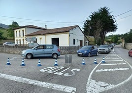 La Policía Local tuvo que regular varias veces el tráfico este verano ante los atascos en el cruce de Riañu.