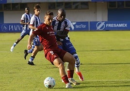 Babin presiona a Manu Justo en el amistoso frente a la Cultural Leonesa.