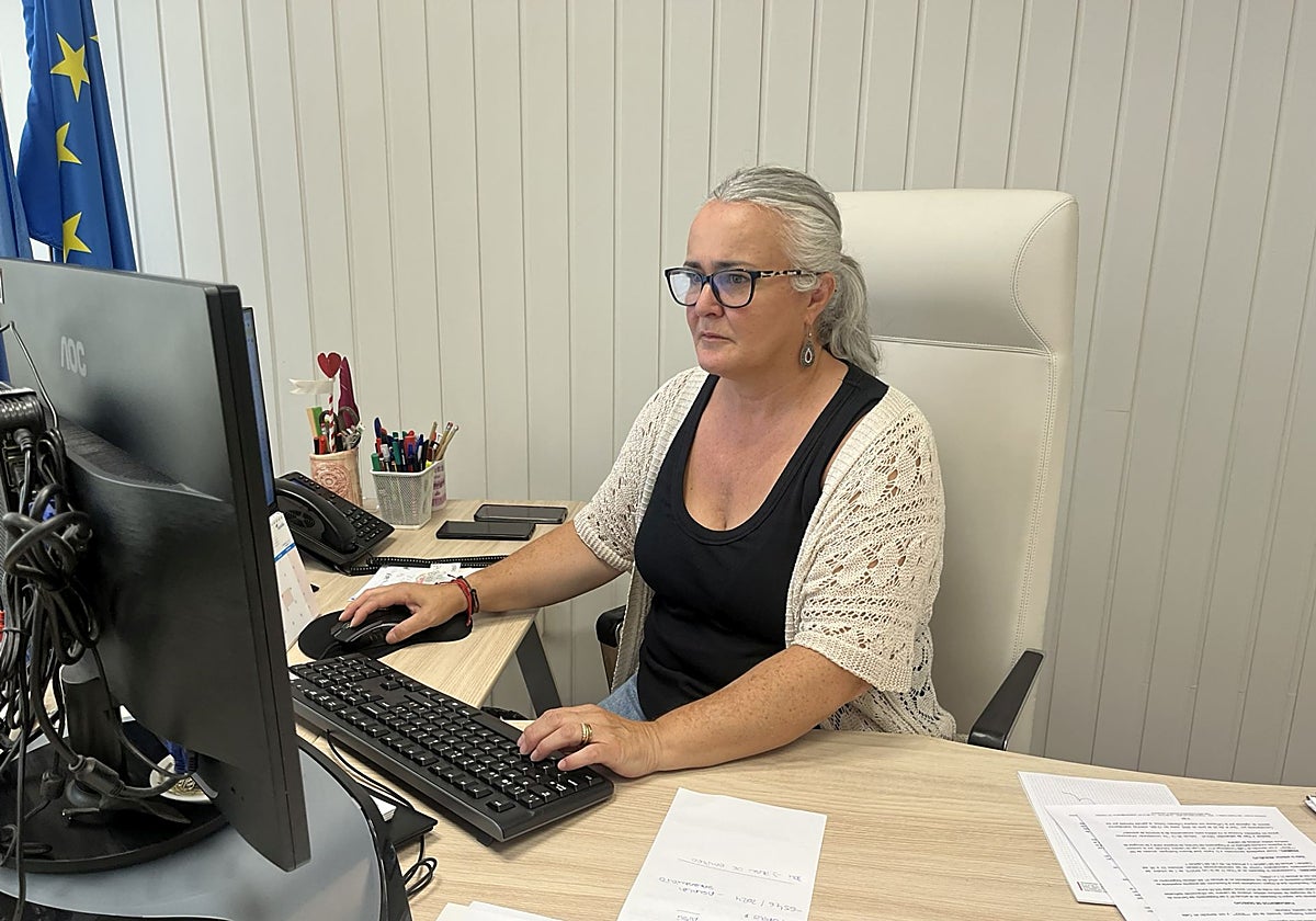 La alcaldesa de Llanera, Eva María Pérez, en su primer día de trabajo tras su investidura.