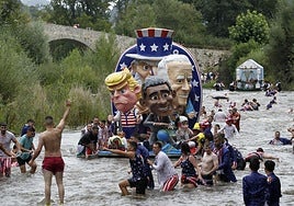 La fiesta en pleno apogeo en el Nalón el año pasado. Piña