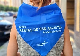 El pañuelo es de color azul con el eslogan de San Agustín: 'La Villa en Fiestas'.