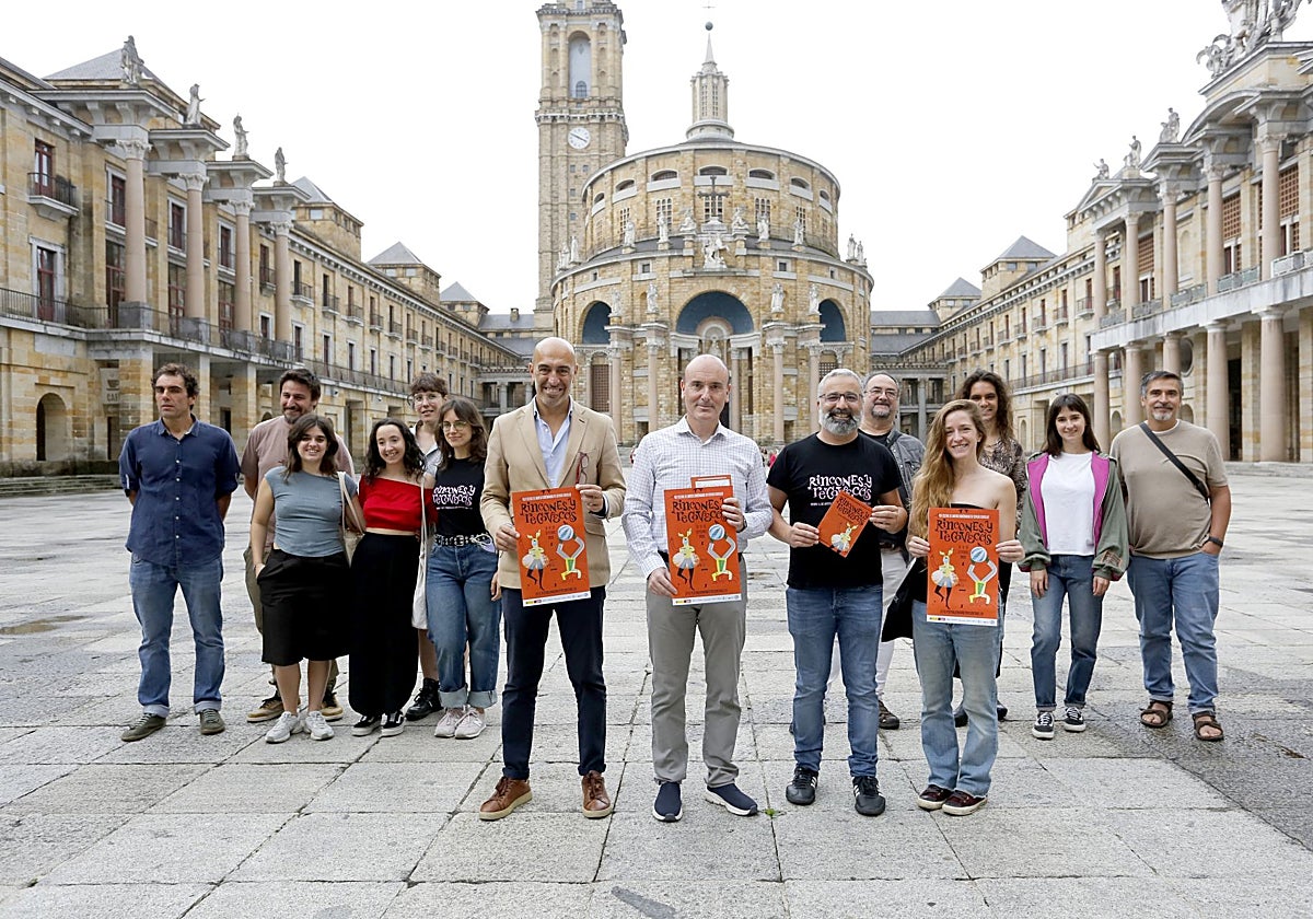 Organizadores y miembros de compañías posan en el patio de la Laboral con el cartel del festival.