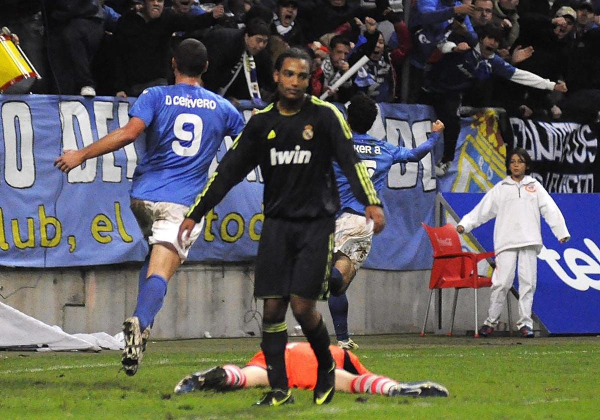 Iker Alegre, con Diego Cervero, a la izquierda, y el madridista Joel Johnson, celebra el gol que dio triunfo al Oviedo ante el Madrid C en 2012.