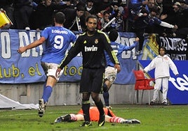 Iker Alegre, con Diego Cervero, a la izquierda, y el madridista Joel Johnson, celebra el gol que dio triunfo al Oviedo ante el Madrid C en 2012.