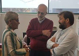 La consejera de Salud, Concepción Saavedra; el presidente de la Asociación Gijonesa de Caridad, Ignacio Blanco, y Rafael Piñera, su director, este mediodía, en la sede de la Cocina Económica de Gijón.