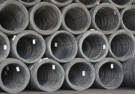 Bobinas de acero almacenadas para su expedición en El Musel.