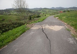 Una de las carreteras de acceso al pueblo de Campañones, en Corvera.