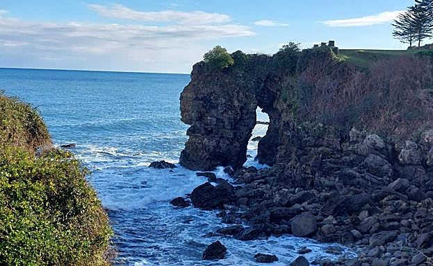 Las pequeñas calas se combinan con imponentes acantilados y privilegiadas vistas al mar en esta ruta llena de encantos.