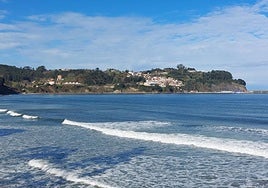 Mirando hacia Lastres desde la orilla del mar,en la playa de la Griega.