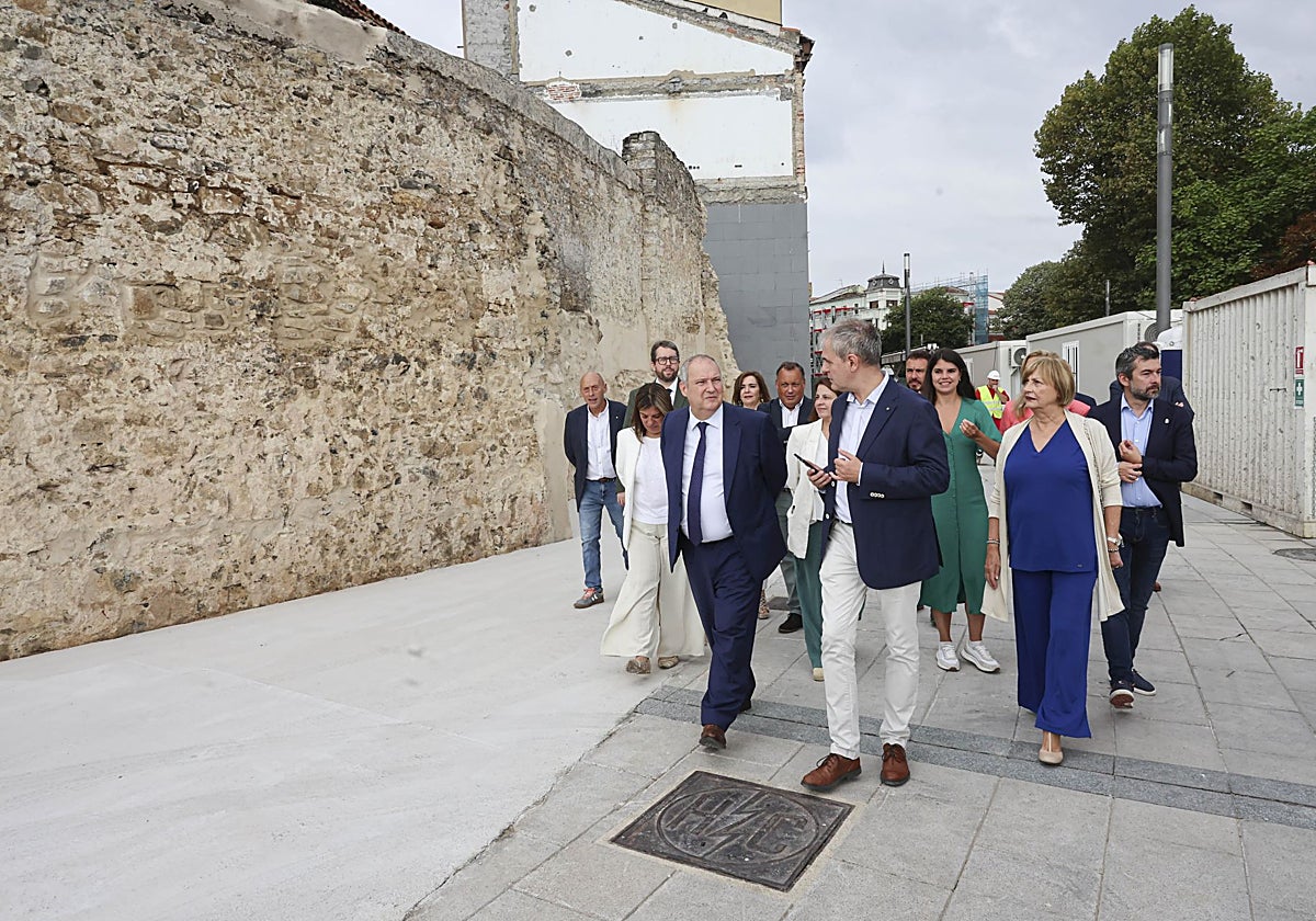 El Ministro de Industria y Turismo, Jordi Hereu, visitó las obras de la muralla medieval de Avilés este mes de agosto.