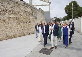 El Ministro de Industria y Turismo, Jordi Hereu, visitó las obras de la muralla medieval de Avilés este mes de agosto.