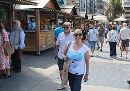 Primeros visitantes del mercadín de la Fiesta de la Sidra Natural, este jueves, atraídos por las 21 casetas repartidas en los Jardines de la Reina.