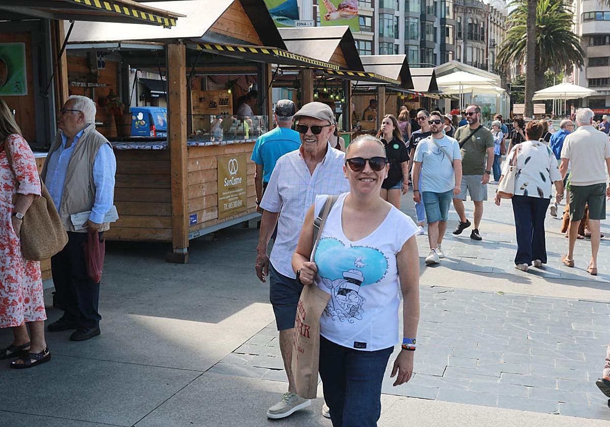 Primeros visitantes del mercadín de la Fiesta de la Sidra Natural, este jueves, atraídos por las 21 casetas repartidas en los Jardines de la Reina.