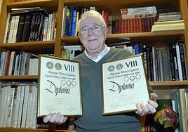 Manuel García-Morán muestra los diplomas de la Olimpiada Blanca de 1960 en una imagen de archivo.