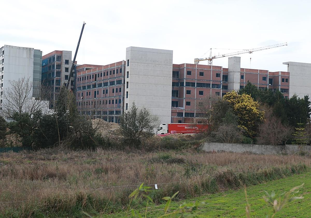 Edificio de la ampliación de Cabueñes, cuyas obras se paralizaron en enero de este año.