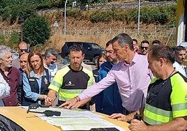 El presidente del Gobierno, Pedro Sánchez, y el ministro del Interior, Fernando Grande-Marlaska, en Degaña junto al presidente del Principado, Adrián Barbón; la delegada del Gobierno en Asturias, Adriana Lastra; el consejero de Medio Ambiente, Alejandro Calvo; y la directora general de Protección Civil, Virginia Barcones.