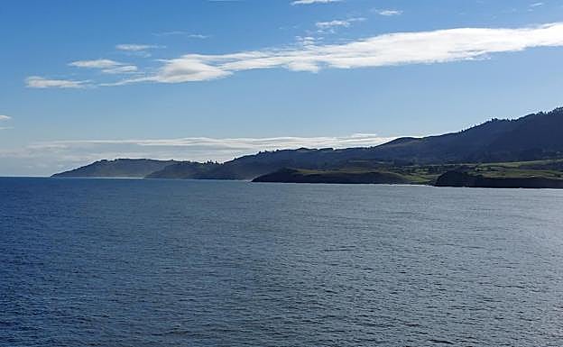 Vistas al mar y acantilados cercanos desde las trincheras de la Isla.