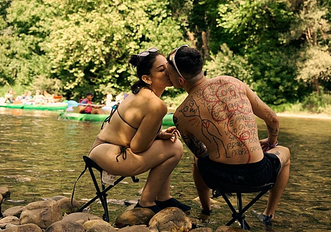 El amor se asoma a las playas fluviales antes de que suene la música.