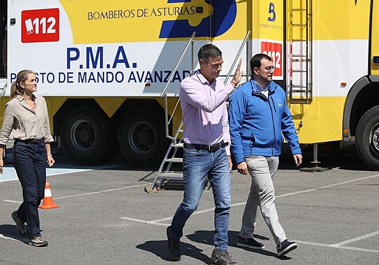 Pedro Sánchez y Adrián Barbón, durante la visita del presidente a Degaña.