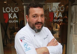 Elio Fernández, a la entrada de su restaurante Loloka de Gijón.