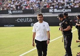 El técnico Asier Garitano, camino del banquillo, en el campo Alfonso Muribe.