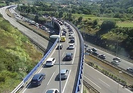 Atascos en la A-8 y en la A-64 a la altura de Nievares.