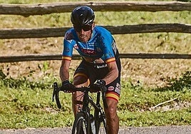 Fernando García Gutiérrez, sobre una bicicleta.