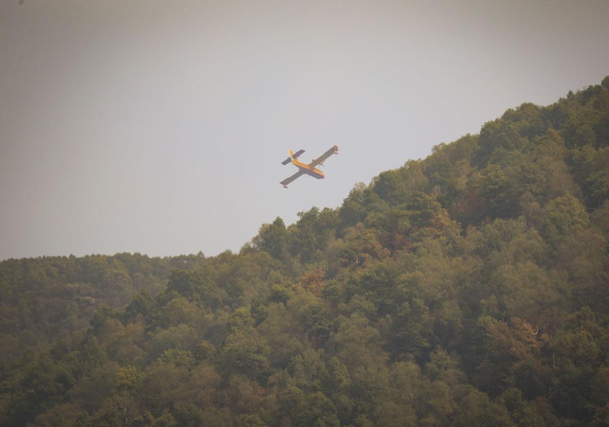 El viento reaviva las llamas en Degaña y obliga a un despliegue sin precedentes
