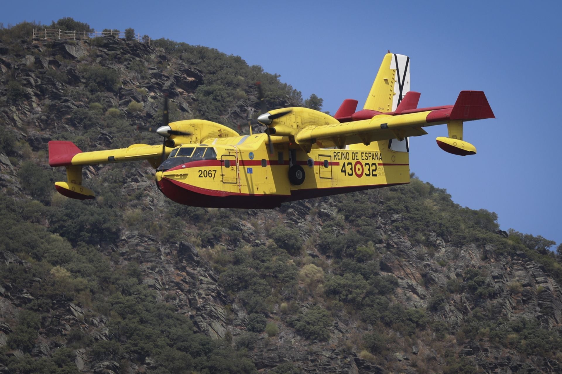 El viento reaviva las llamas en Degaña