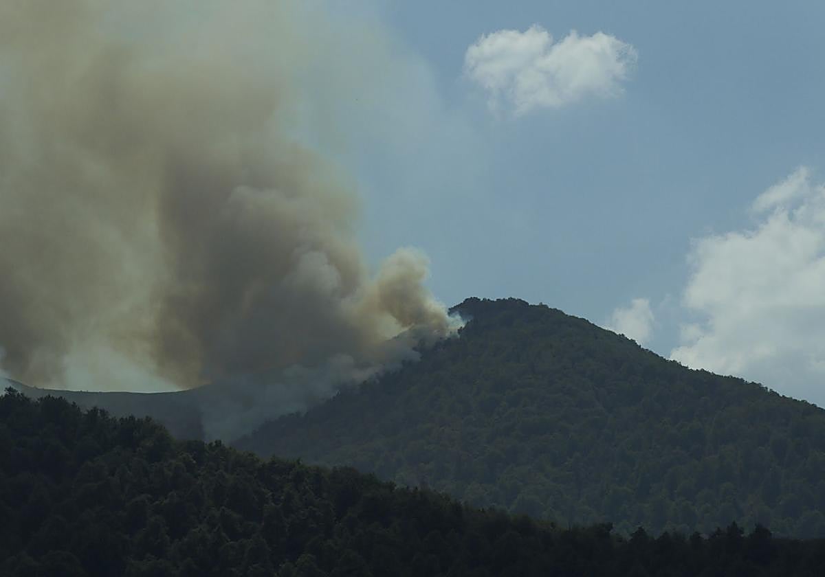 El viento reaviva las llamas en Degaña