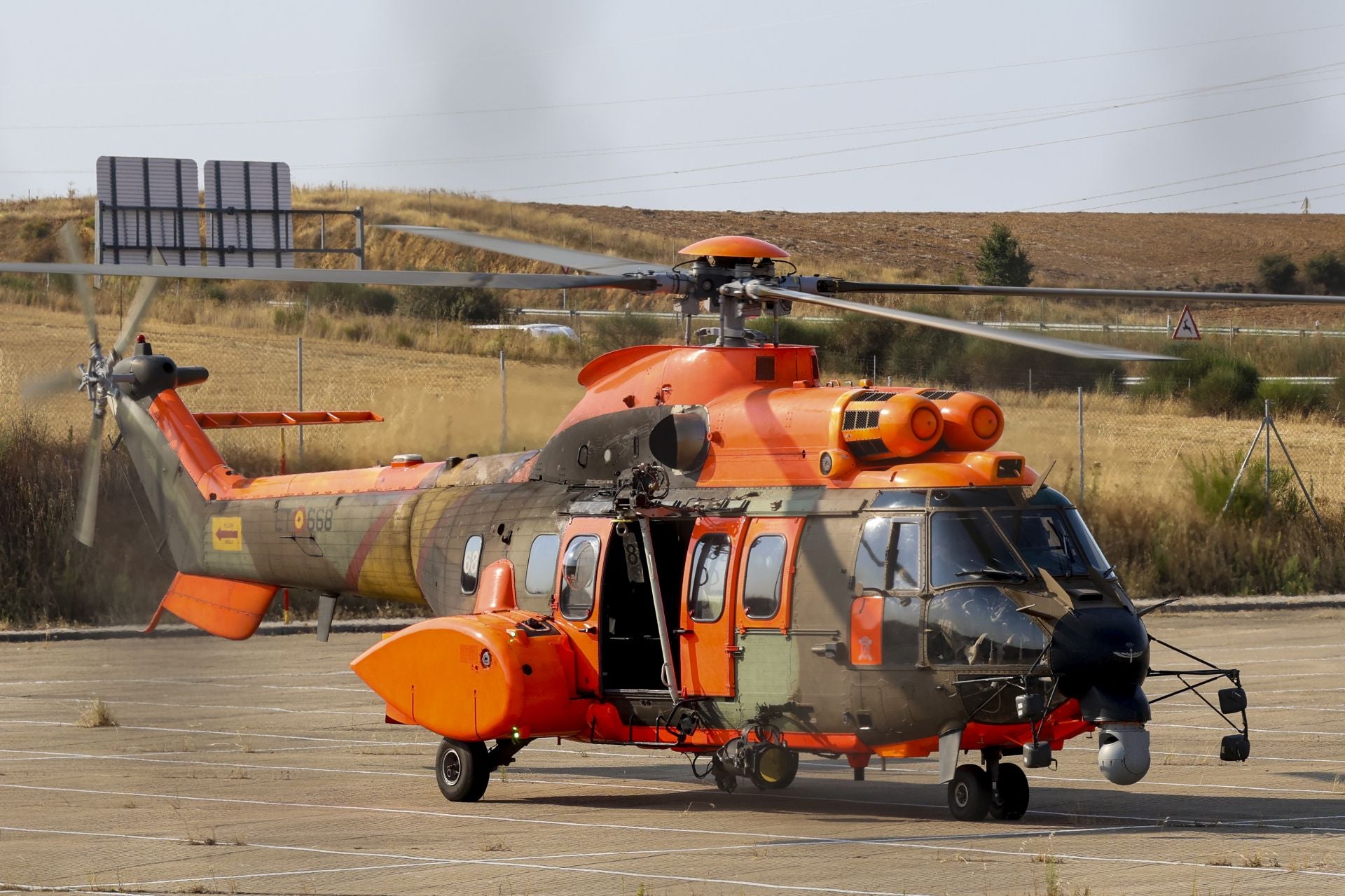 El viento reaviva las llamas en Degaña