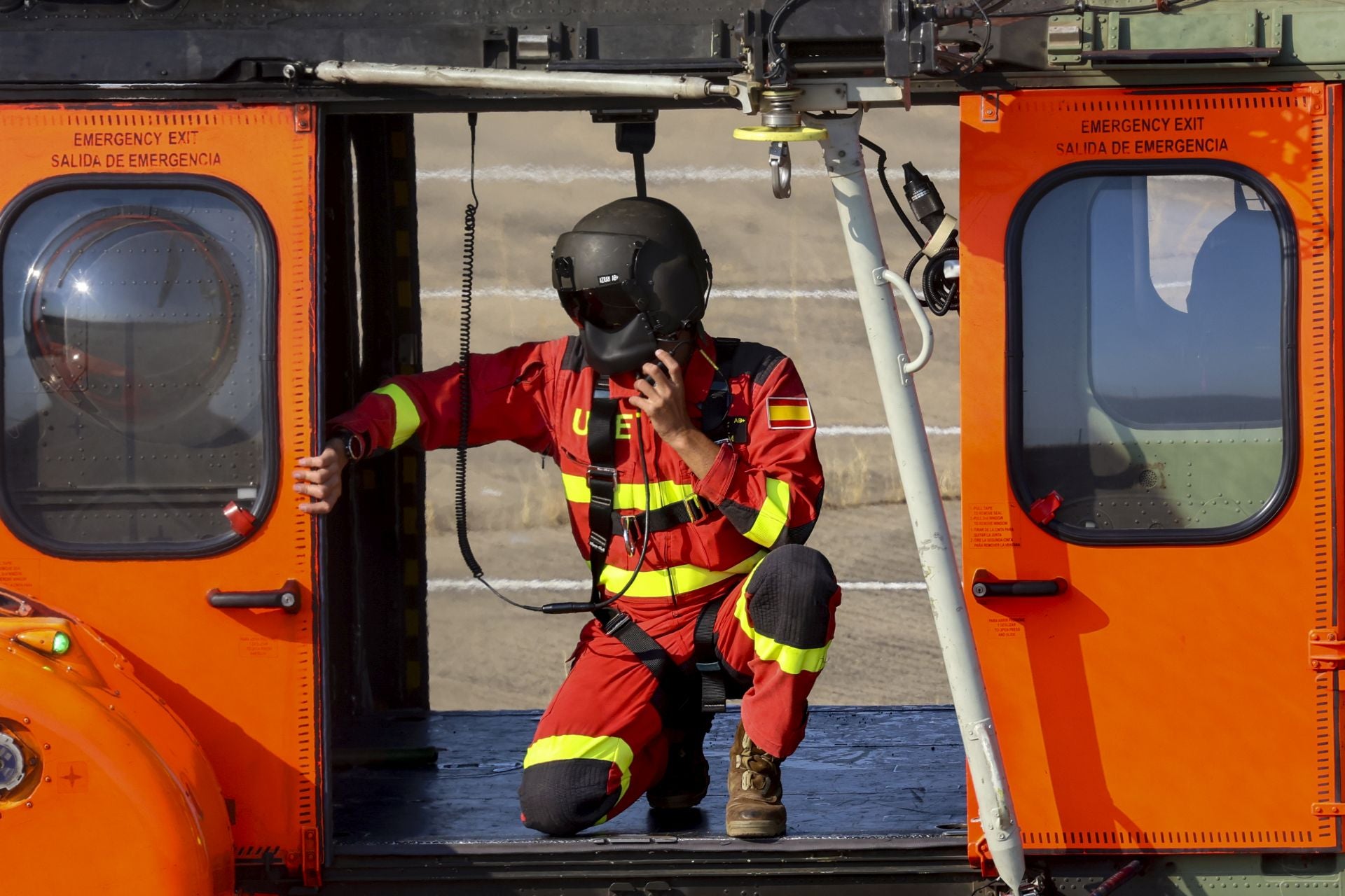 El viento reaviva las llamas en Degaña