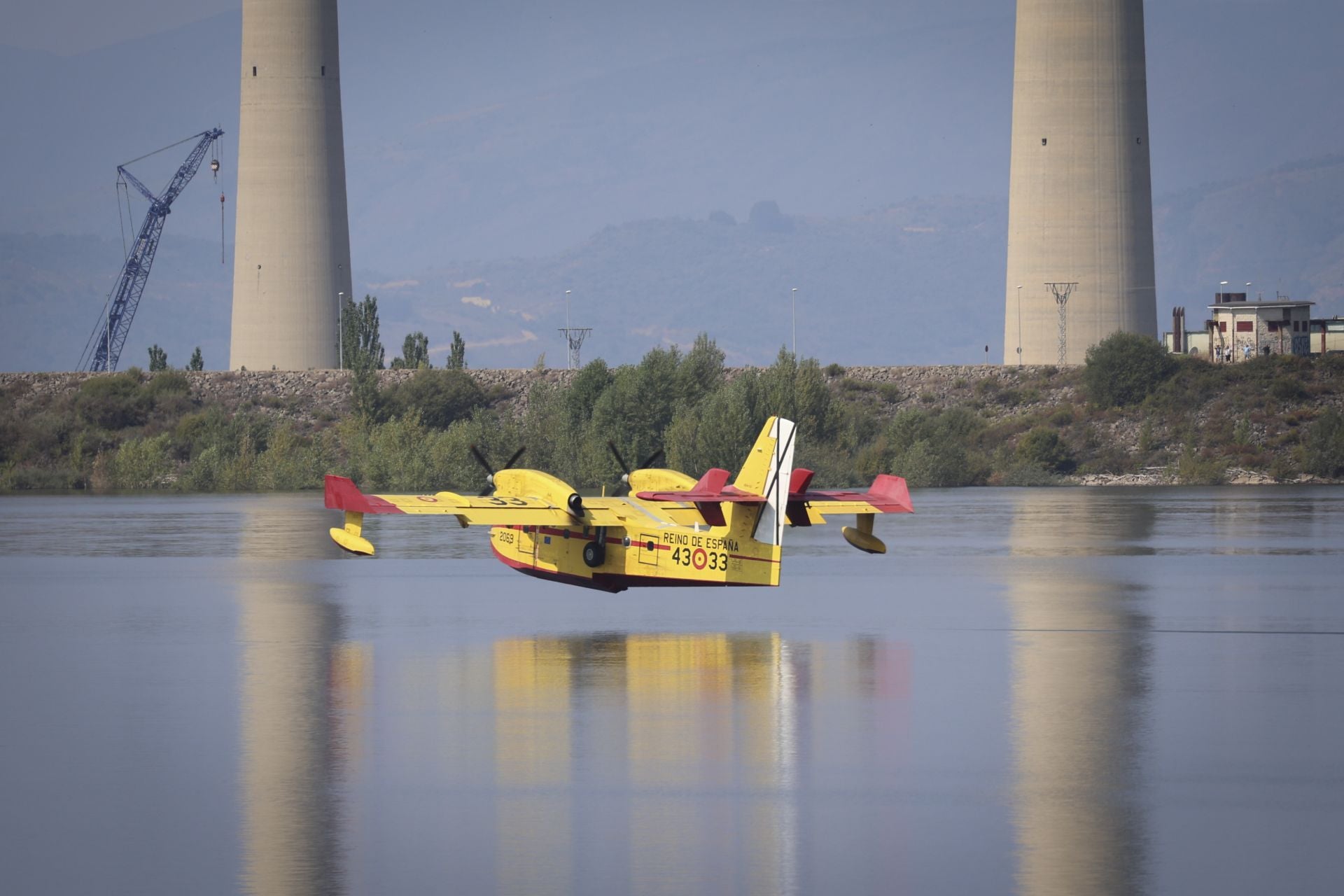 El viento reaviva las llamas en Degaña