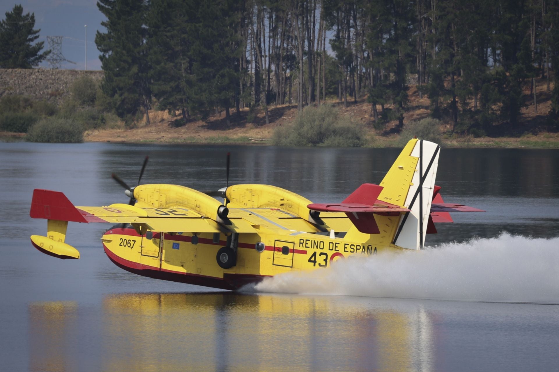 El viento reaviva las llamas en Degaña